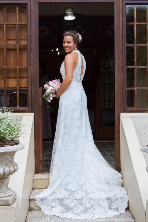 Superbe robe de mariée licou plongeant profond col en V sans manches Vintage dentelle trou de serrure dos ouvert tribunal train robes de mariée sur mesure pas cher