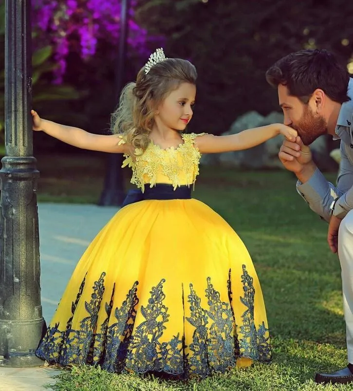 2015 bunte gelbe Ballkleid bodenlange Festzugskleider für kleine Mädchen, goldene Applikationen, günstige Blumenmädchenkleider mit schwarzer Schärpe