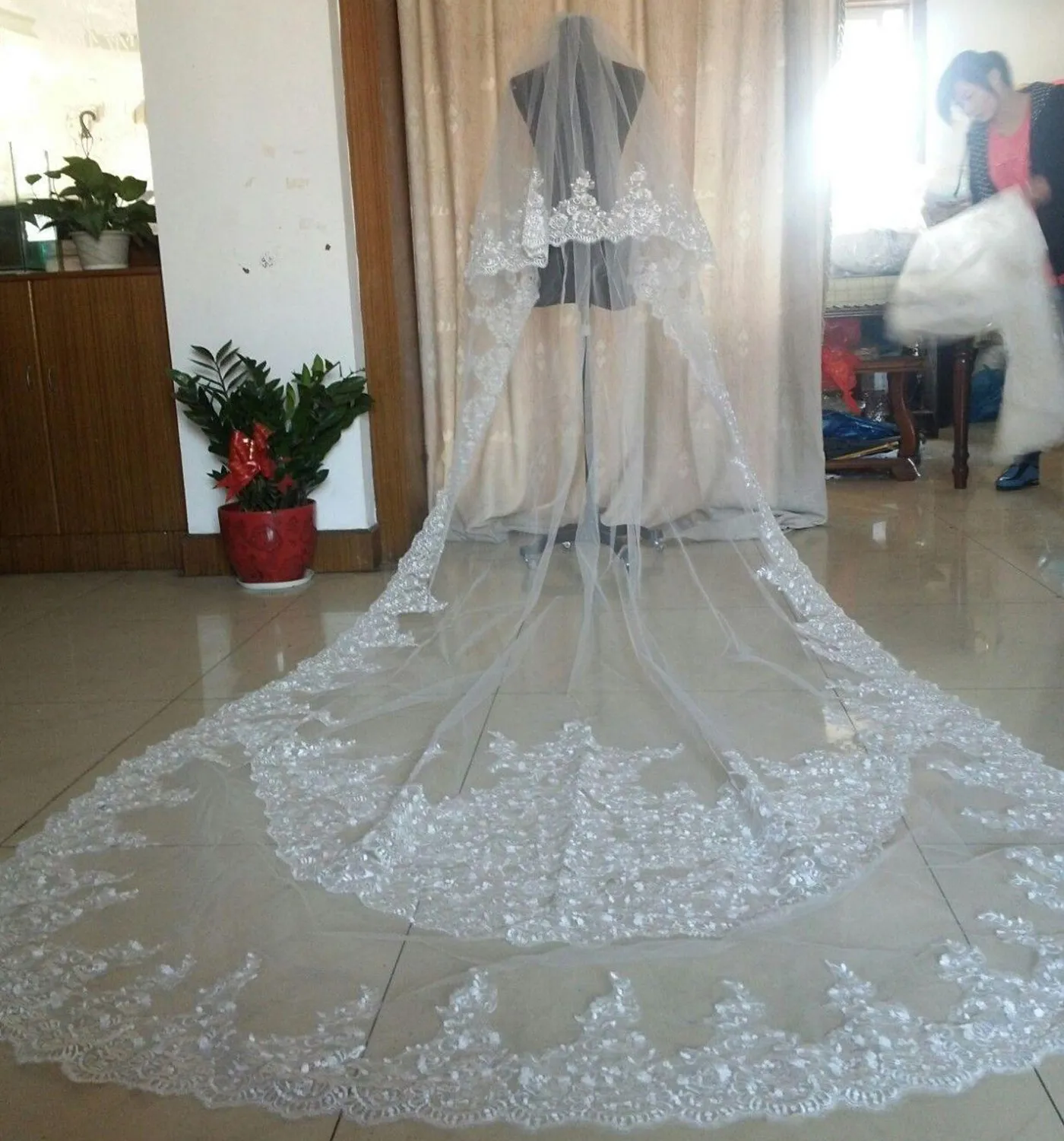 Custom-made Impressionante Frisado Véus De Noiva 2016 Eifflebride com Bordado Embelezado Applique Borda Duas Camadas Cerca de 3 Metros Longos Véus De Noiva