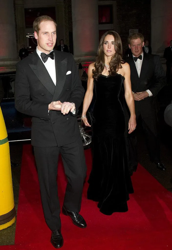 Kate Middleton in Black Mermaid Celebrity Dressess Numero a cuore Minore Lunghezza Red Carpet Velvet Abito da sera Abiti da ballo9576818