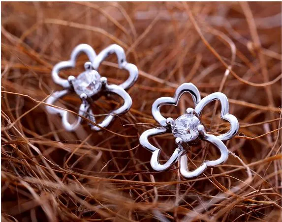 2015 Modeschmuck 925 Sterling Silber Ohrringe mit weißem Kristall Klassischer Stick-Ohrring Glänzende Blumenform für Frauen