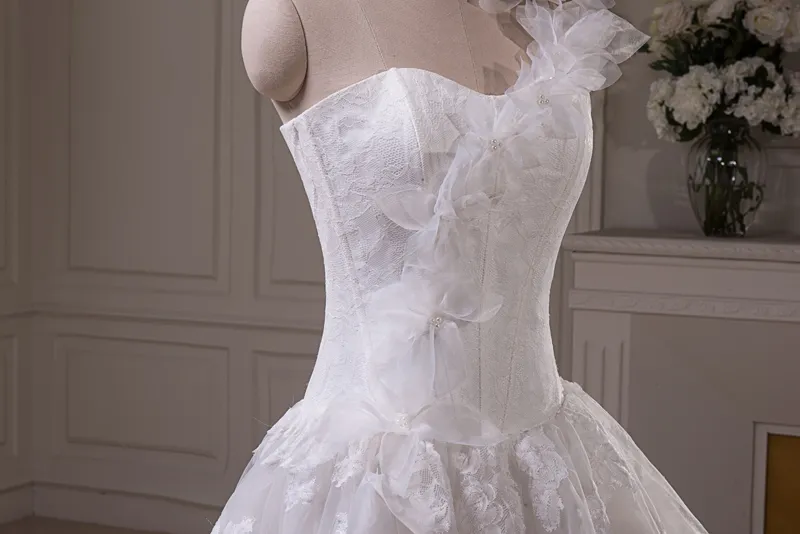 Nouvelle arrivée de vraies photos robe de mariée une épaule robe de mariée avec la main fleur satin tulle dentelle appliques robe de mariée chapelle train