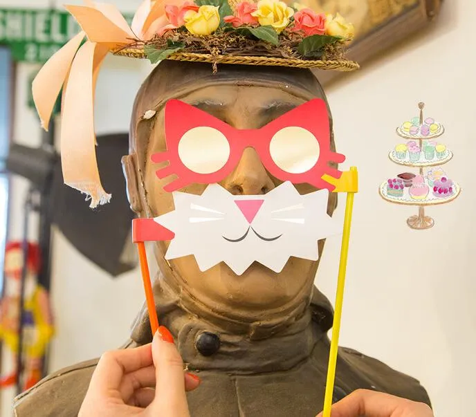 人気の写真ブース小道具の結婚式の口ひげマスクメガネキャップ棒のジョークのファンパーティー誕生日DIY Photobooth Propsお祝い用品