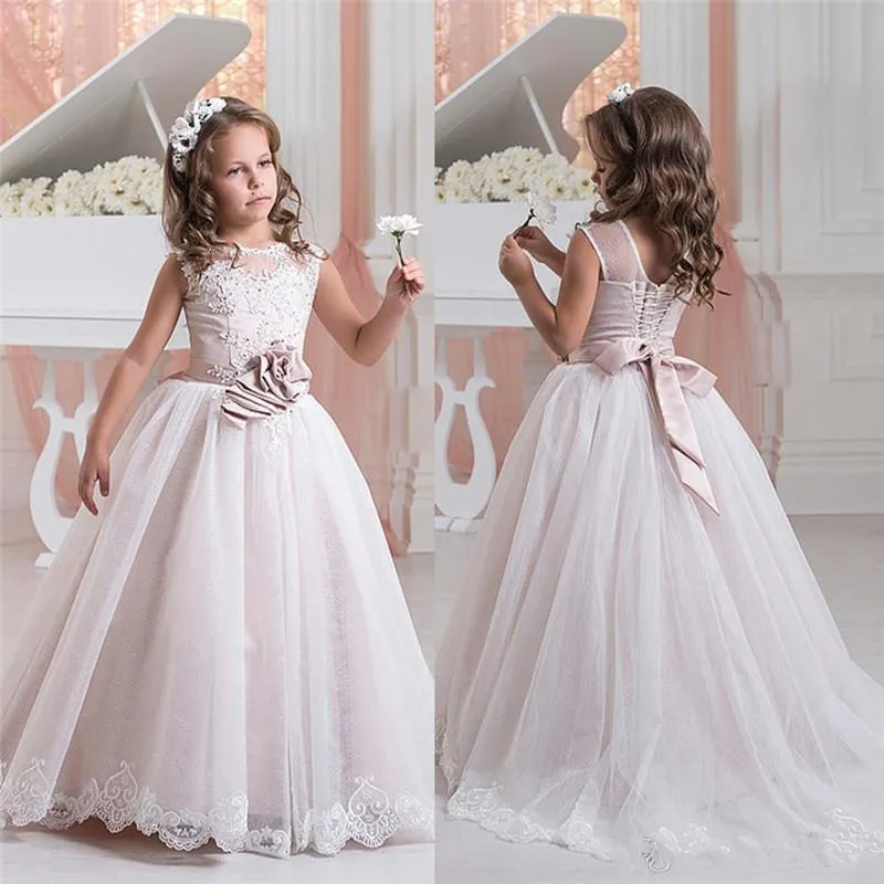 Spring Flower Girl Vestidos Sheer Appliqued Jewel Bebé Crianças Festa Vestido Vestido Varredura Vestidos De Trem Para Comunhão Com Bow