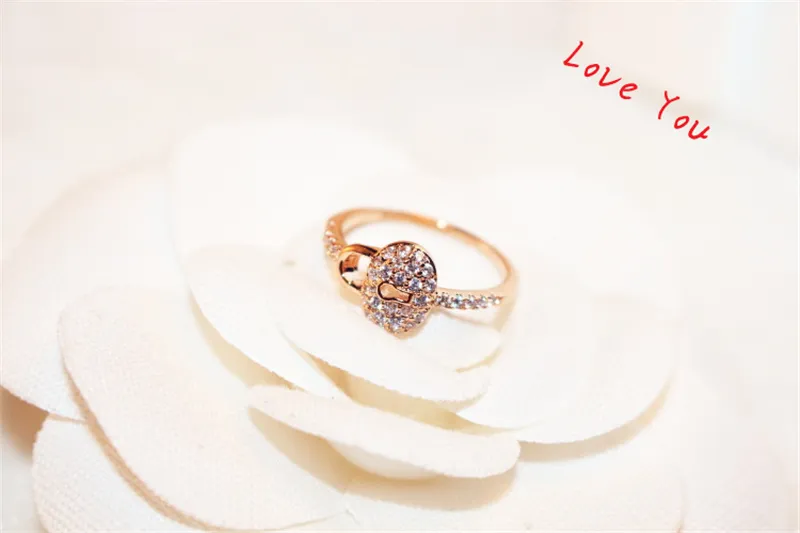 Luxury Cubic Zirconia Ring Rose Guldpläterad Lås Charms Ring för Kvinnor Vintage Finger Ring Bröllopsfest Bride Kostym Smycken