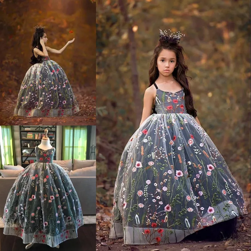 Fairy Broderi Flower Girl Dress V-Neck Fluffy Bella Klänning Tjejer Pageant Klänningar Blommiga Tjejer Klänningar Skräddarsy Barn Formellt Slitage