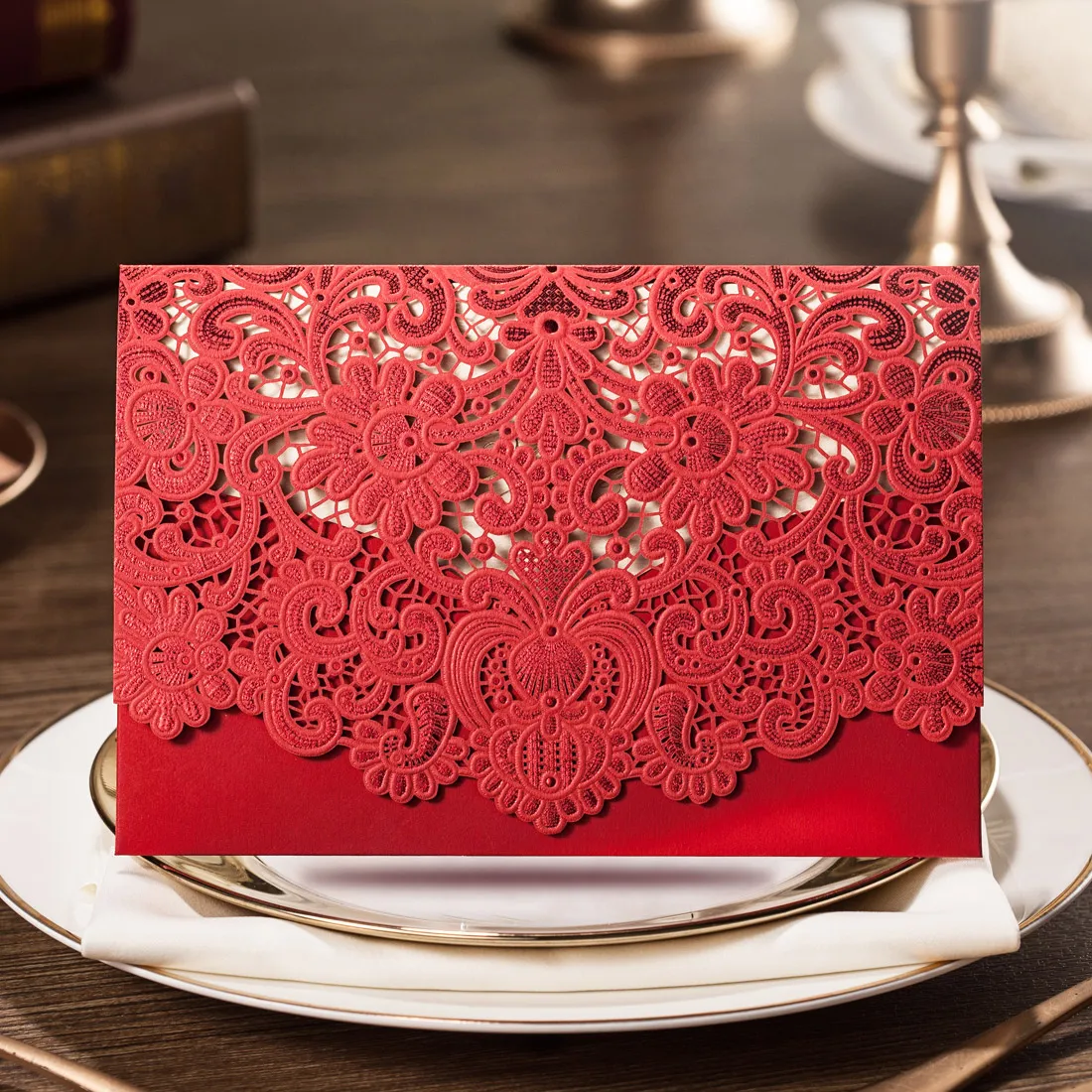 Laser cut bröllop inbjudningskort kort med präglad blomma utskrivbara papperskort engagemang äktenskap brud dusch inbjuder kuvert tätning cw073