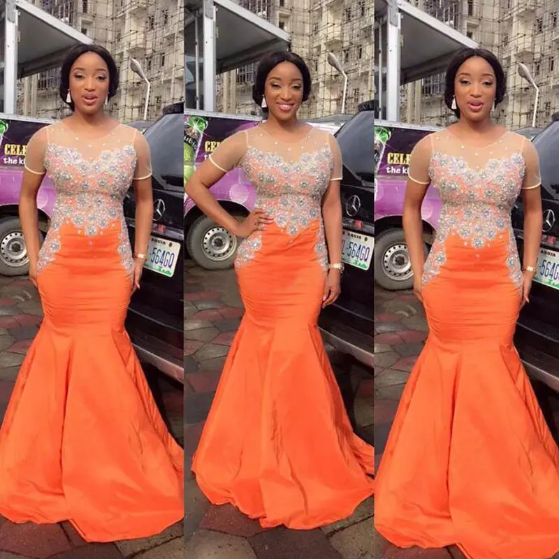 2017 Robes de bal sirène en taffetas orange africain longue col transparent manches courtes en dentelle avec perles robes formelles soirée EN111012