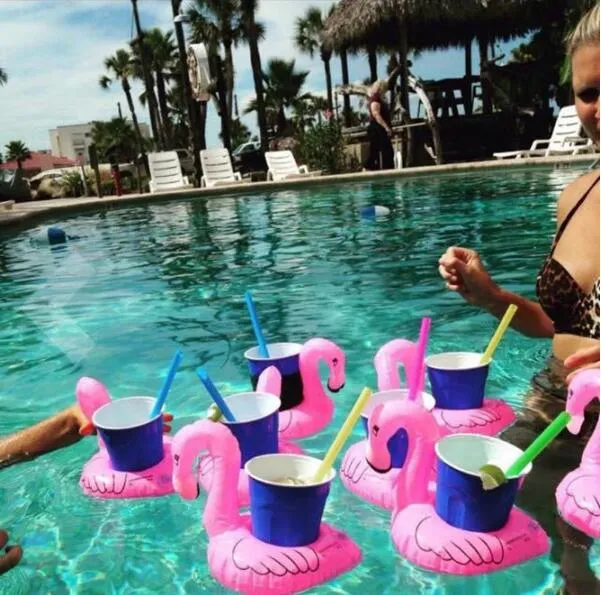 Flamingos donut vattenmelon ananas uppblåsbara underlägg pool donut flytande bar kustar flytande drink kopp hållare badleksaker