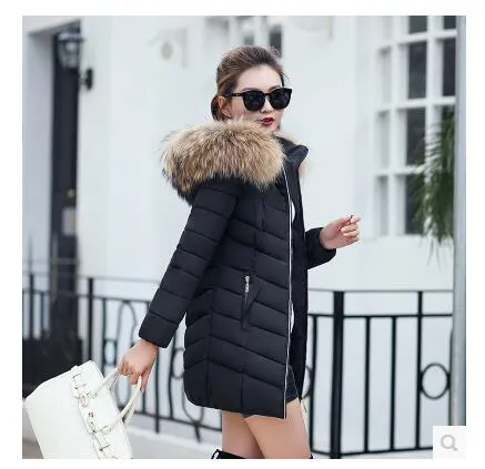 Ny mode vinterjacka kvinnor stor konstgjord raccoon päls krage hooded jacka tjock kappa för kvinnor outwear parka