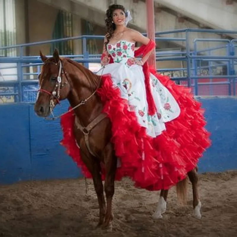 2021 Neue weiße und rote abgestufte, drapierte Stickerei-Quinceanera-Kleider, Ballkleid mit Schnürung, bodenlang, Abschlussball, Party, Debütantin, Sweet-16-Kleider