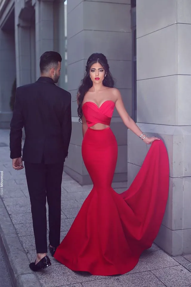 Seksowne Czerwone Syrenki Suknie Wieczorowe 2017 Ramiączek Ruffles Cutaway Waist Prom Dresses Satin Długość podłogi powiedział Mhamad formalne sukienki