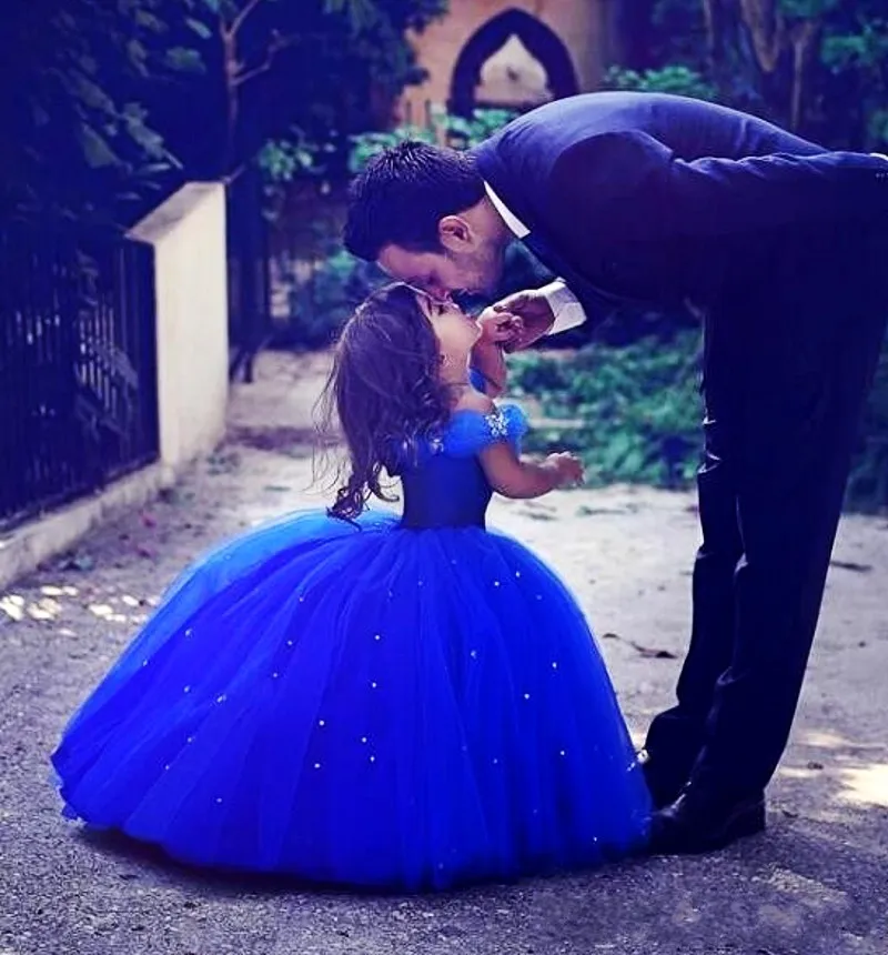 Vestidos de niña de flores de Cenicienta azul real para bodas Fuera del hombro Vestido de fiesta con cuentas Vestido de desfile para niñas Vestido de comunión para niños por encargo