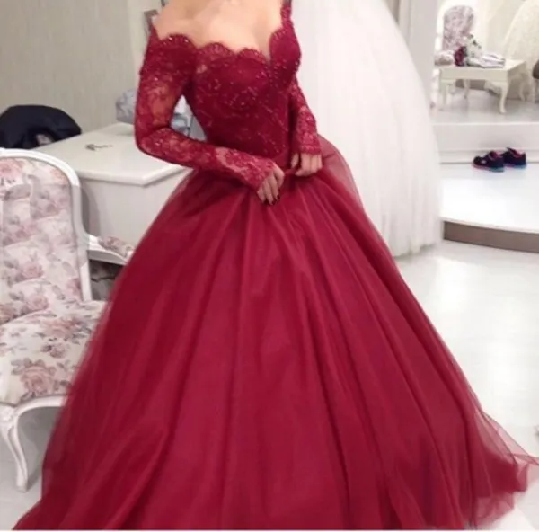 Abiti da ballo lunghi modesti Abito da ballo bordeaux con spalle scoperte Illusion Maniche lunghe Top in pizzo con perline Abiti da sera in tulle morbido