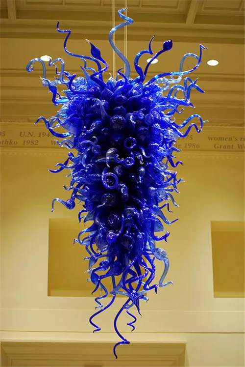 Grands lustres bleu profond modernes, artisanat en verre soufflé, éclairage suspendu haut pour la décoration du hall de l'hôtel