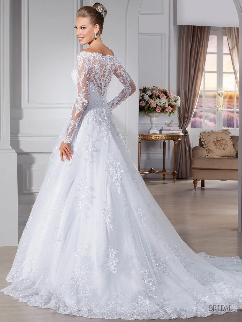 Bateau Neck Lace Tulle A linha de vestidos de casamento mangas compridas vestidos de casamento botão de volta vestidos de noiva