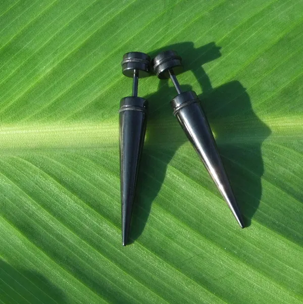 Silver Black Long Spike Cone Stud örhängen Rostfritt stål Örhängen Piercing Smycken Punk Style Ear Plug Stretcher