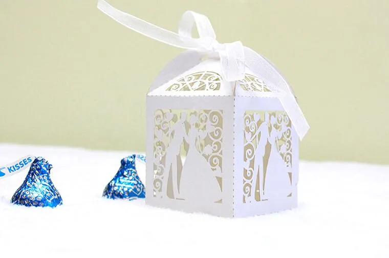 100 Uds. Caja de dulces de novio hueca cortada con láser, cajas de bombones con cinta para regalo de recuerdo de fiesta de boda y Baby Shower