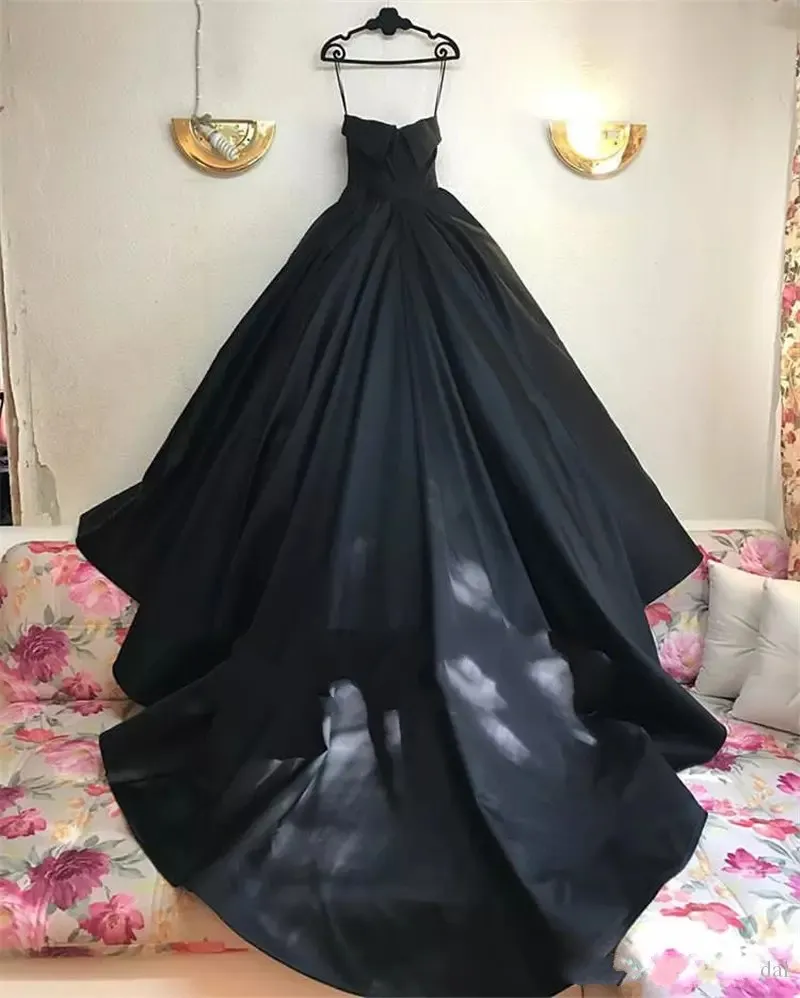 Gothique Noir Design Robe De Bal Robes De Mariée 2018 Plus La Taille Chérie Mat Satin Tulle Arabe Dubaï Pays Robes De Mariée Robe De Novia