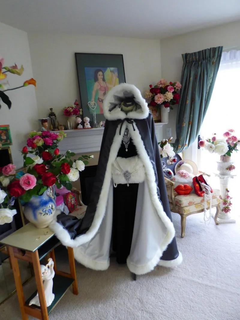 2020 Royal Blue Bridal Cloaks Capes Long Christmas Hooded Cloak Winter Halloween 재킷 웨딩 신부 들러리 랩 7133370