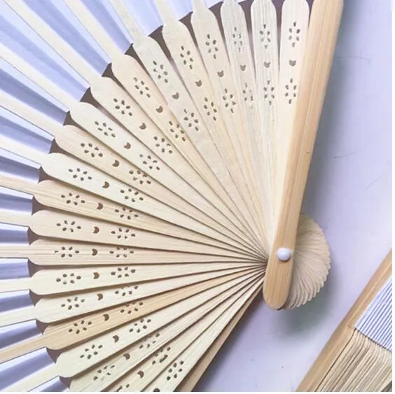 Fans de mains en papier blanc chinois fan de mariage accessoires de danse nuptiale 21cm décorations à la maison en bois creux de tenue ventilateur WFS0068590354