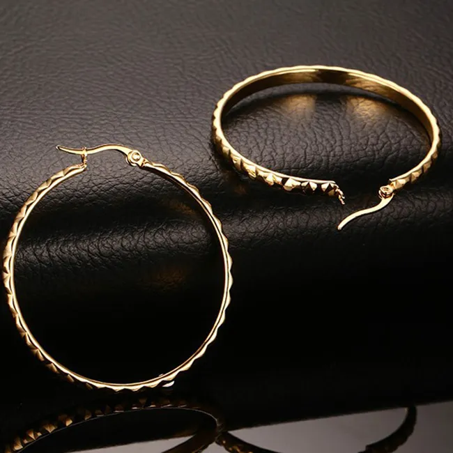 Rostfritt stål IP guldpläterad präglad mönster förebyggande allergi örhängen mode högpolerad gyllene örhänge för kvinnor