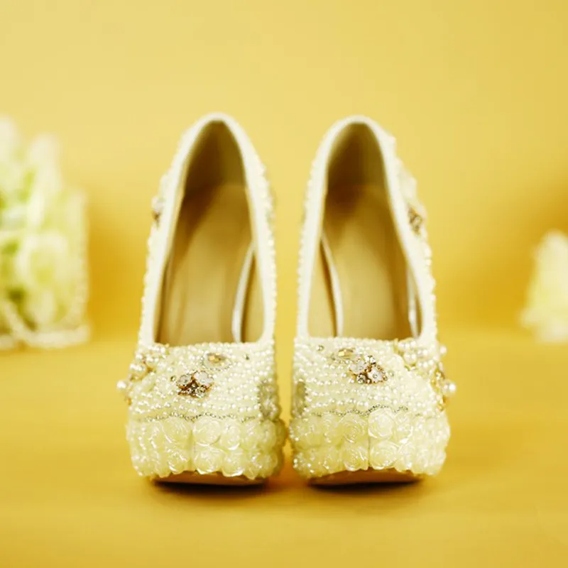 ゴージャスなデザインの手作りの白い結婚式の靴パールフォープラットフォームブライダルシューズ薄いヒール女性パーティープロンプポンプ