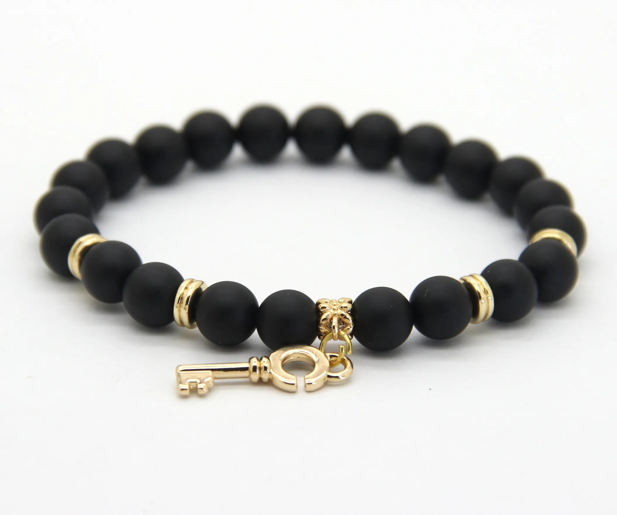 Vente en gros de perles de pierre d'onyx mat véritable de 8 mm avec pendentif clé Bracelets en or, nouvelle arrivée bijoux en pierre pour cadeau de fête