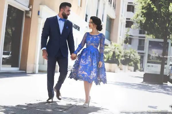 Korte prom dresses 2016 met koninklijke blauwe pure lange mouwen en sexy achterste guipure kant geappliceerd over naakt paren mode feestjurken