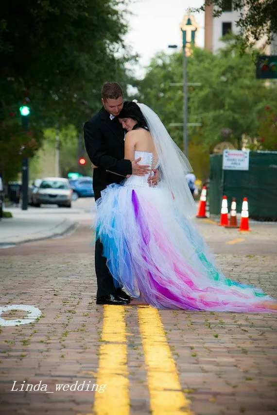 Nieuwe aankomst gekleurde regenboog trouwjurken romantische gezwollen baljurk halter tule long dream prinses bruids feestjurken2331053