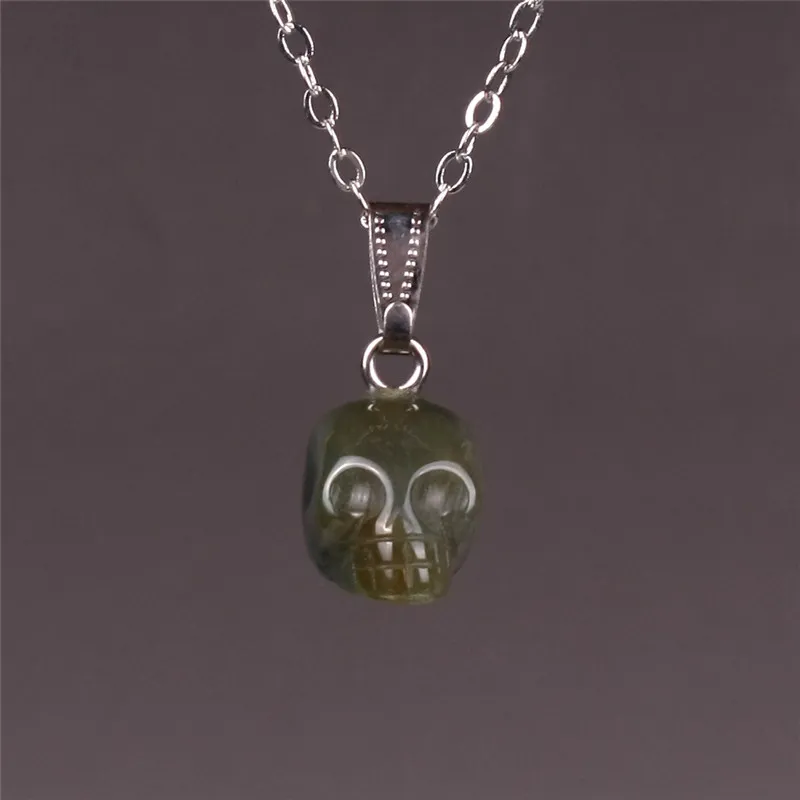 Erstaunliche gemischte geschnitzte natürliche Jasper Jade Achat Alien Schädelkopf Kristall Reiki Heilung Figur Statue Charms Anhänger Halsketten Großhandel