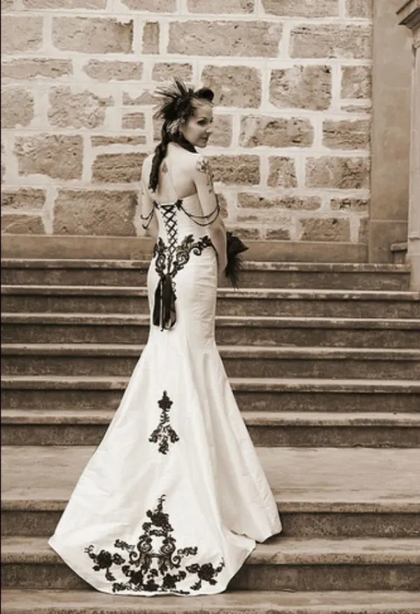 Vestido de boda gótico clásico de la vendimia Vestidos de boda blancos y negros Cariño sin mangas Apliques de encaje Vestidos de novia de corsé con rebordear
