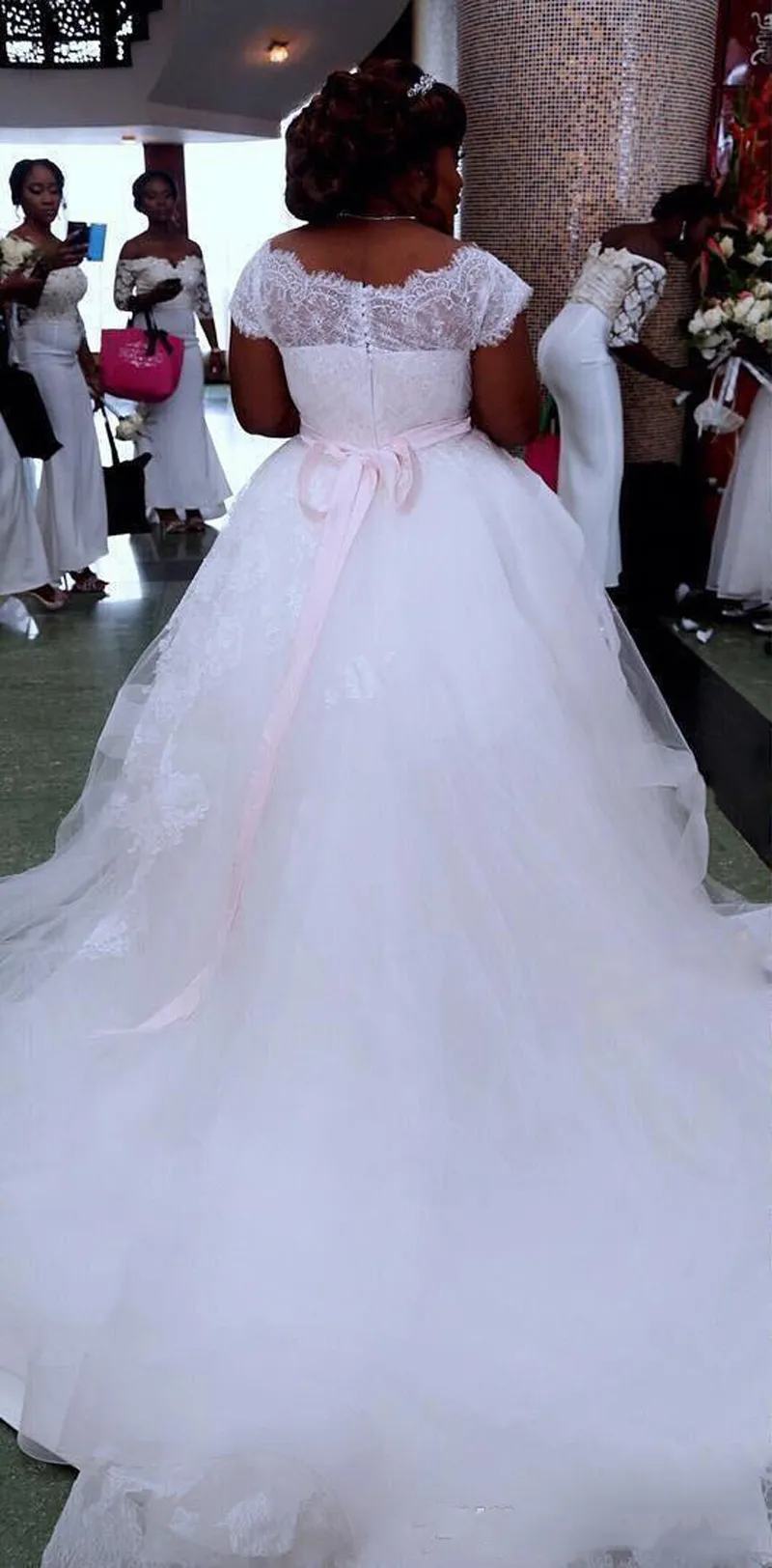 2017 плюс размер дешевые пляж свадебные платья Cap рукавом суд поезд с розовым поясом покрыты кнопки ретро свадебные платья Vestido де Novia