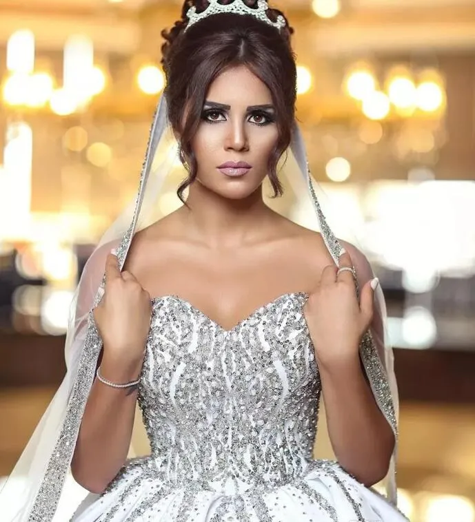 Dubai Arabski 2018 Wykwintne Zroszony Cekiny Ball Suknie Ślubne Suknie Ślubne Luksusowe Bling Sweetheart Długi Pociąg Suknie Ślubne Niestandardowe Made EN102311
