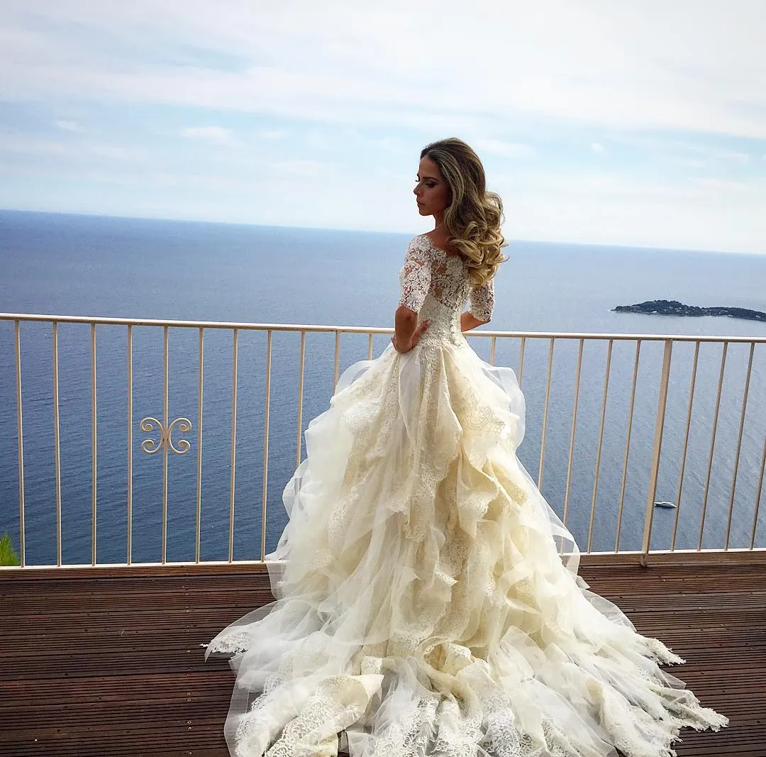 Gonne a balze con spalle scoperte 2019 Abiti da sposa Mezza manica Applique in pizzo Perline Abiti da sposa Sweep Train Crystal Vintage Beach Abito da sposa