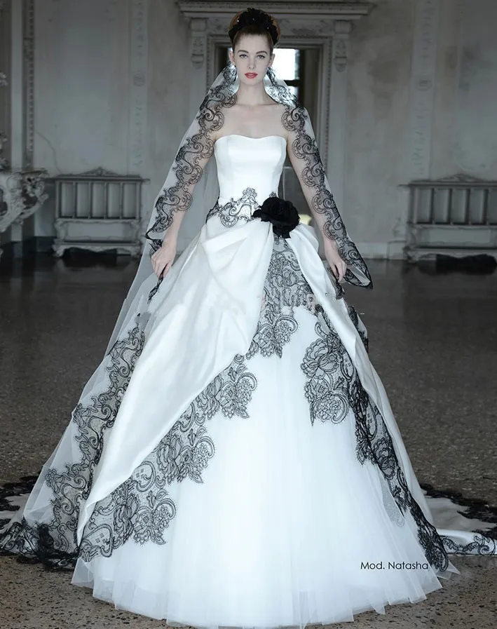 2016 heta sälja gotiska bröllopsklänningar med fri slöja sexig älskling hals svart spets applique vit en linje oäpllös tulle korsett brudklänningar