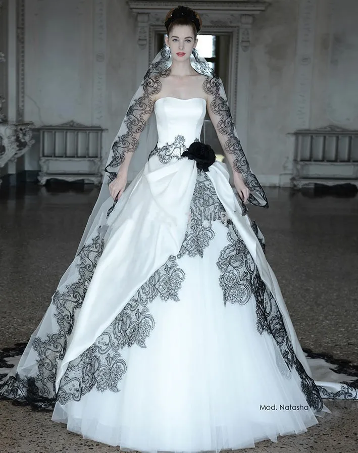 2016 Vente Chaude Robes De Mariée Gothiques avec Voile Gratuit Sexy Col En Coeur Noir Dentelle Applique Blanc Une Ligne Dos Nu Tulle Corset Robes De Mariée