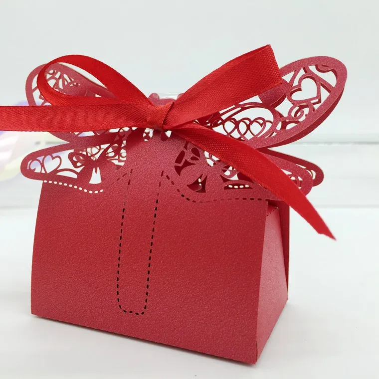 100 sztuk Laser Cut Hollow Dragonfly Candy Box Chocolates Pudełka ze wstążką do Wesele Party Baby Shower Favor Prezent