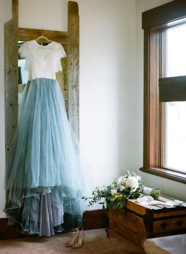 Splendido abito da sposa country colorato 2019 Abiti da sposa bianchi e blu pallido Collo gioiello trasparente Maniche corte In pizzo Le spose indossano il treno