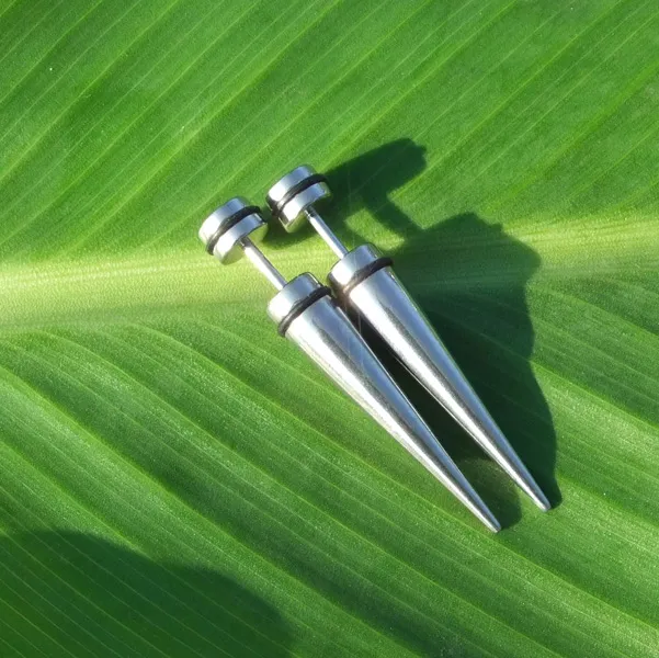 Silver Black Long Spike Cone Stud örhängen Rostfritt stål Örhängen Piercing Smycken Punk Style Ear Plug Stretcher