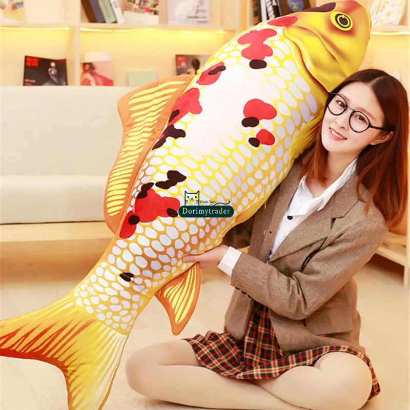 Dorimytrader 135 cm grand animal simulé Koi poisson en peluche peluche doux poissons animaux oreiller poupée 53 pouces cadeau décoration DY61692