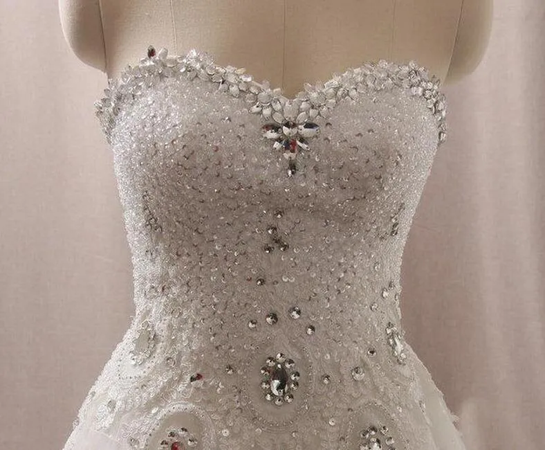 I più nuovi abiti da sposa di lusso Sweetheart Cristalli Swarovski Perline Abito da ballo senza schienale Cappella treno Bling Abiti da sposa avorio personalizzati