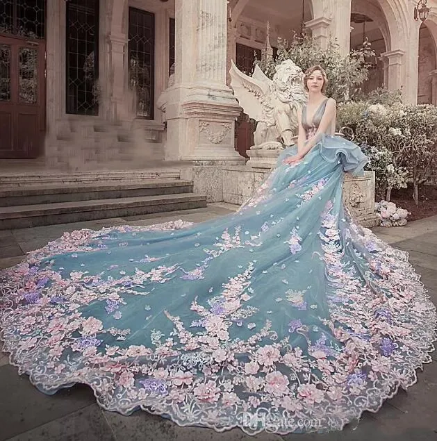 Luxury Garden Bröllopsklänningar 2018 Vår Catherdral Tåg Bröllopsklänning med 3D Floral Rosa Lace Appliques Handgjorda Blommor Deep V Neck