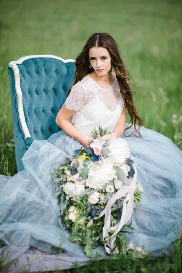 Splendido abito da sposa country colorato 2019 Abiti da sposa bianchi e blu pallido Collo gioiello trasparente Maniche corte In pizzo Le spose indossano il treno