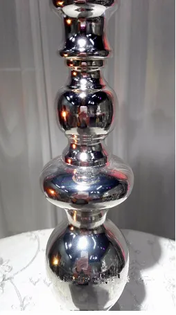 結婚式の装飾的な金属の花瓶のトランペットの花瓶が付いています