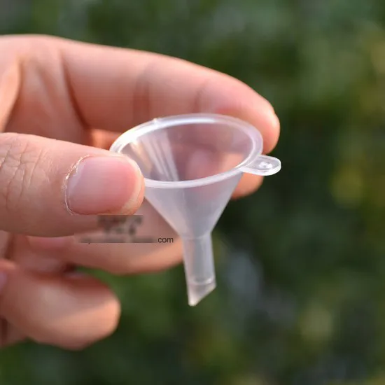 Mini piccoli imbuti di plastica da 100 pezzi olio essenziale liquido di profumo che riempie lo strumento di imballaggio della bottiglia vuota Spedizione gratuita