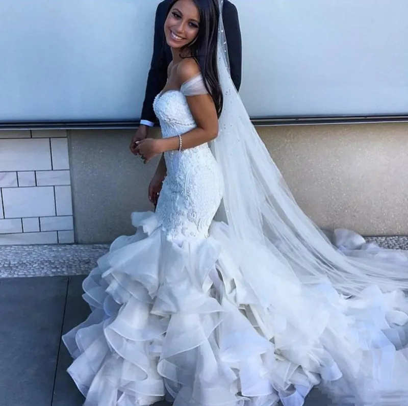 2017 Glamorous Fashion Mermaid Abiti da sposa con spalle scoperte Gonne a strati Abiti da sposa Pizzo Ruffles Perle Abito da sposa sexy