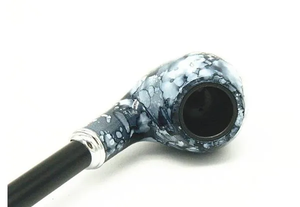 La pipe en résine de porcelaine bleue et blanche en grande quantité et la pipe de trombone
