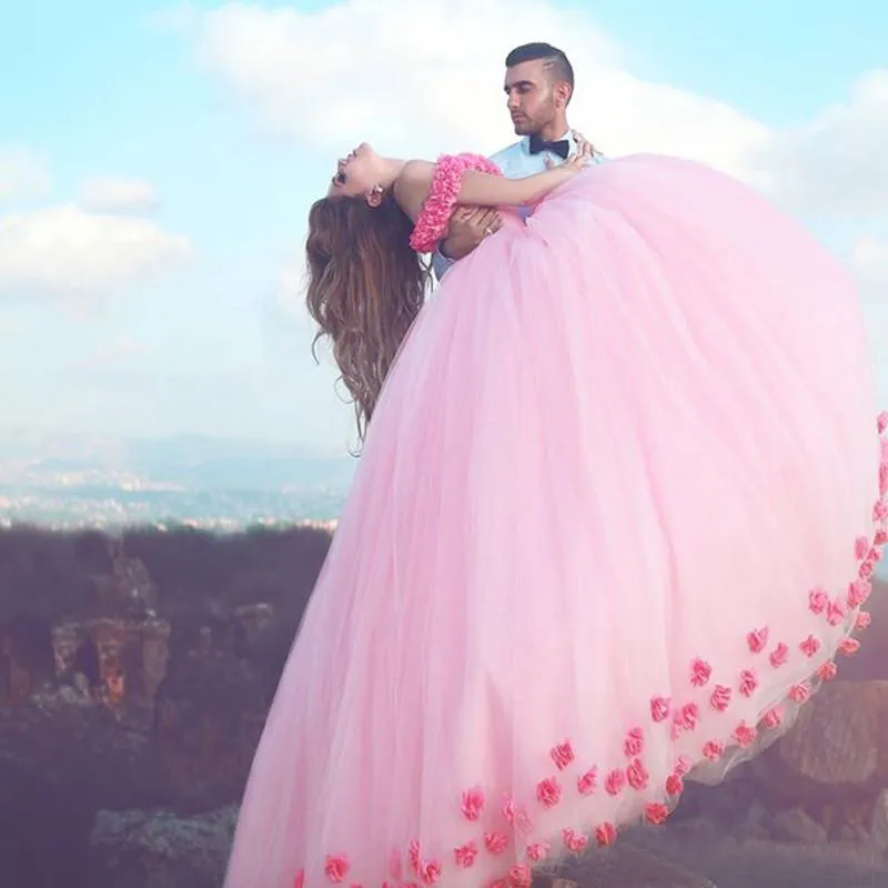 2019 Princess Pink Quinceanera Abiti con spalle scoperte Cenerentola Ball Gown Fiori 3D fatti a mano Affascinanti abiti lunghi Sweet 16 EN11013