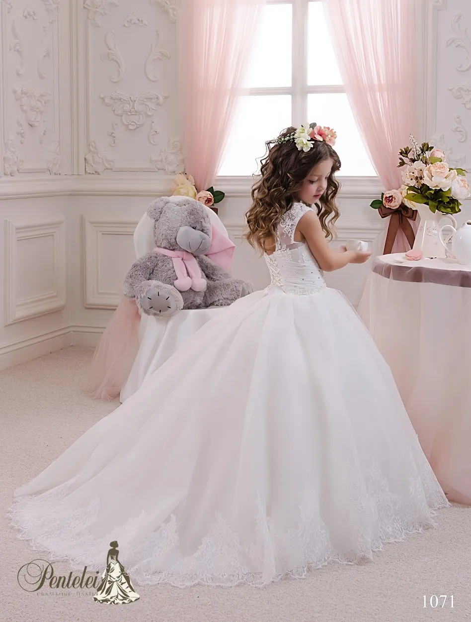 2016 Kids Wedding Dresses with Long Train and Sleeveless Lace Appliques Beaded Tulle Beautiful Flower Girls Gowns Custom Communion Dress